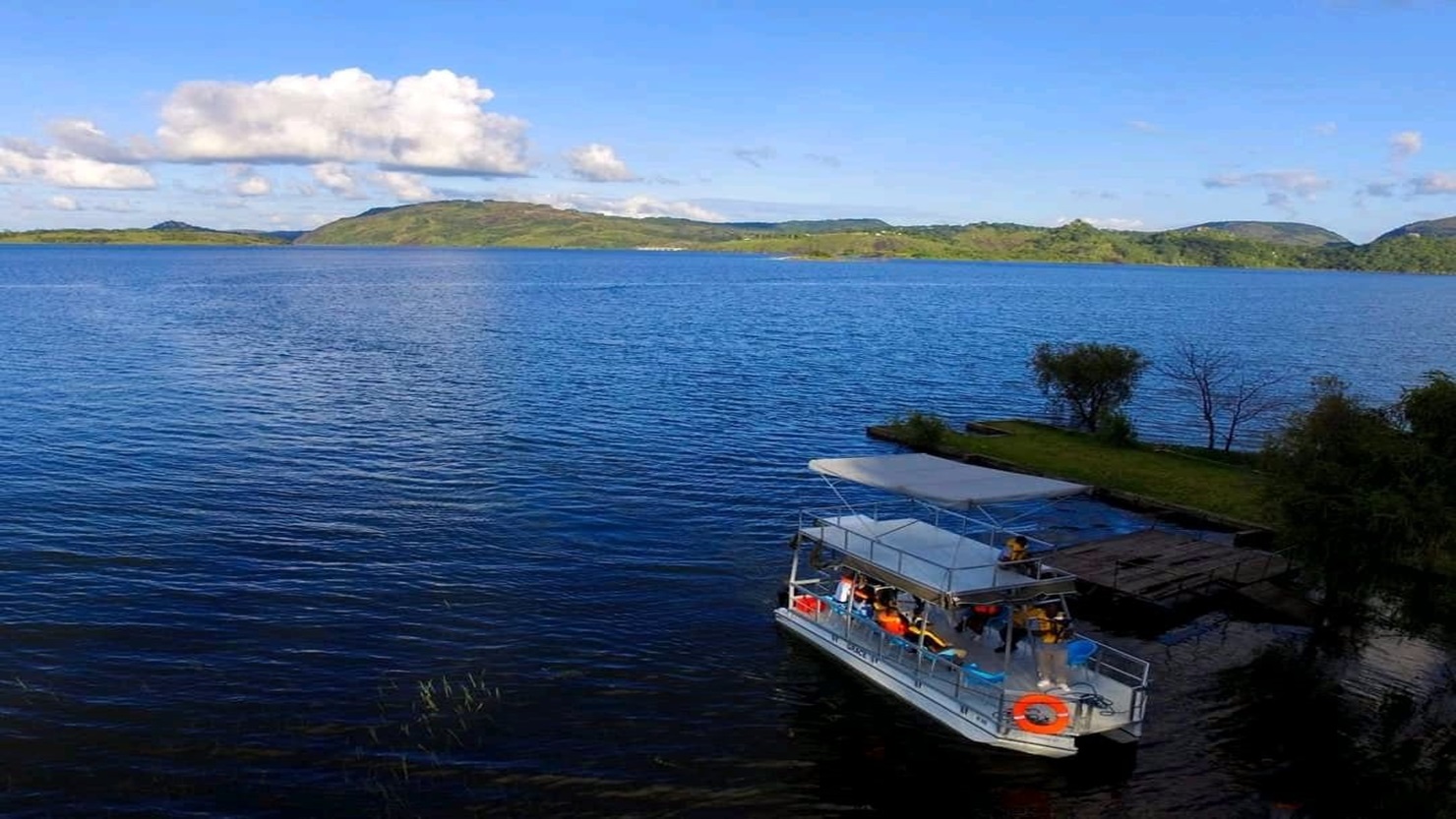 Mutirikwi Lakeshore Lodges lakefront setting